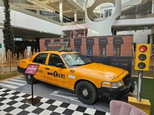 Façade empire hotel en carton