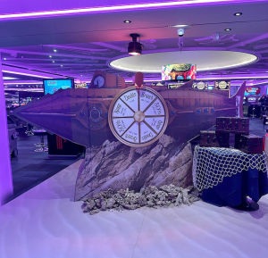 Bateau en carton XXL Scénographie événementielle