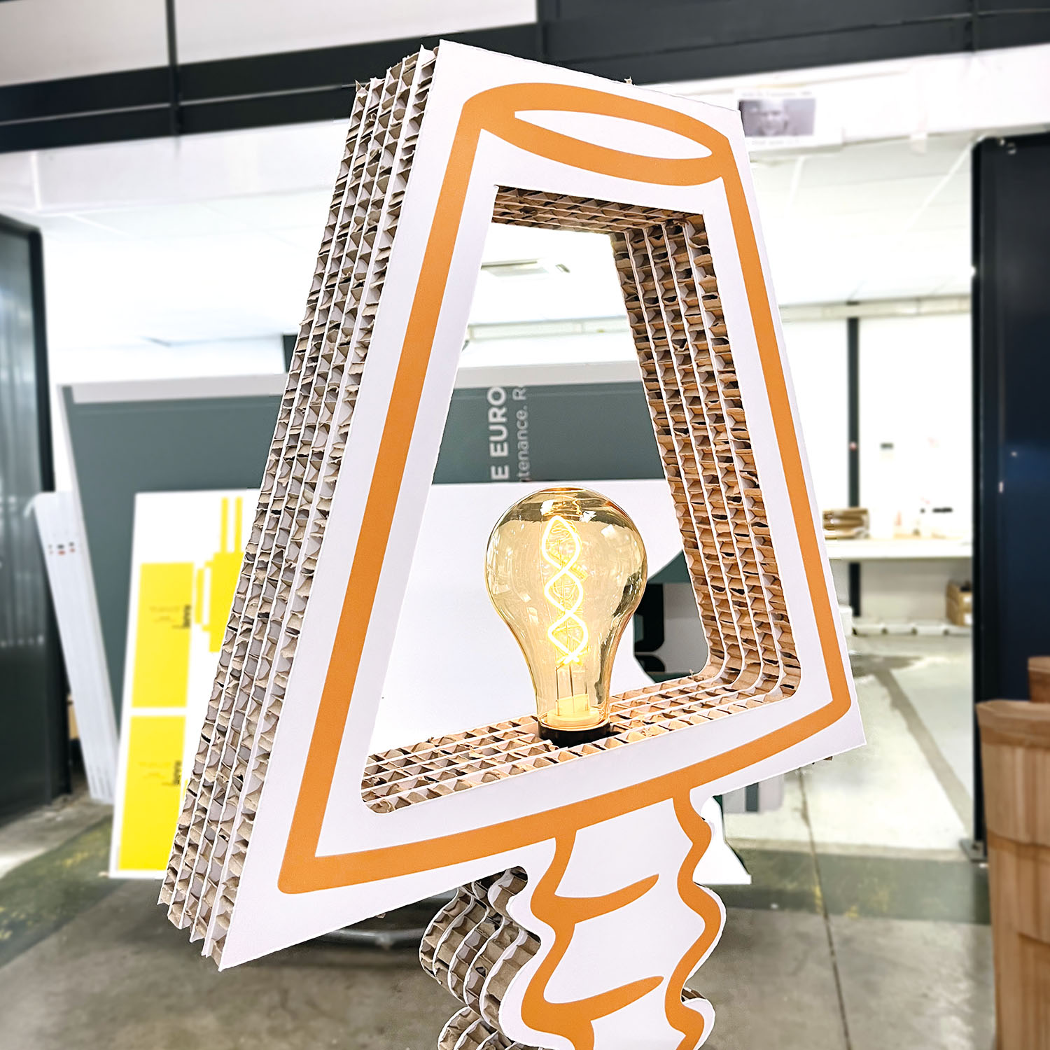 lampadaire art déco en carton