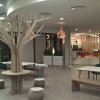 Arbre et poufs en carton
