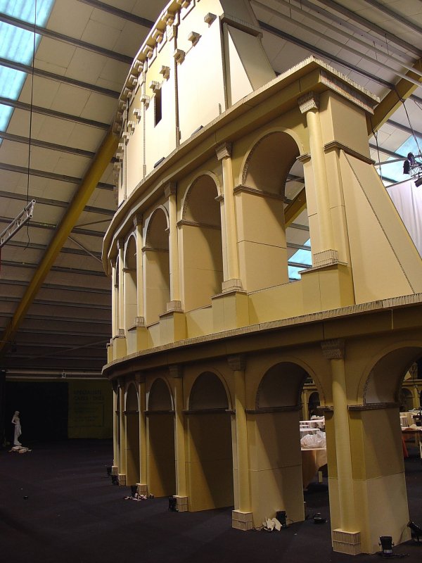 Le Colisée 100% carton 1 Façade extérieure "Le Colisée" 100% carton - Décor en carton