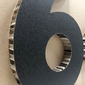 Lettre et enseigne en carton