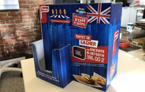 plv en carton porte flyer concours