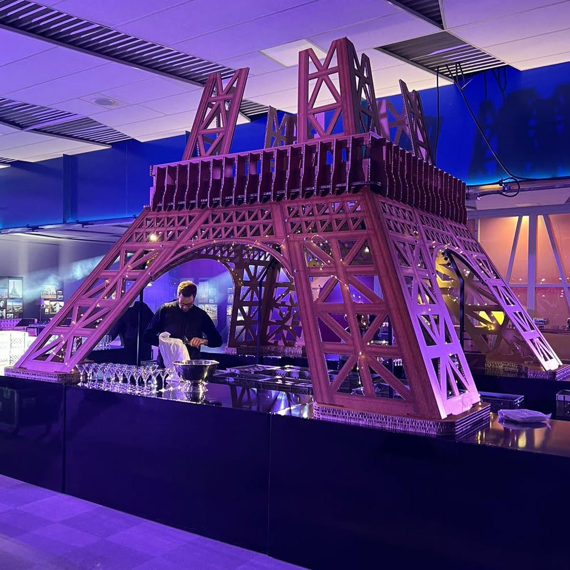 Tour Eiffel en carton géante