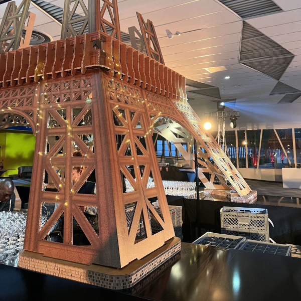 Tour Eiffel en carton géante Tour Eiffel en carton géante